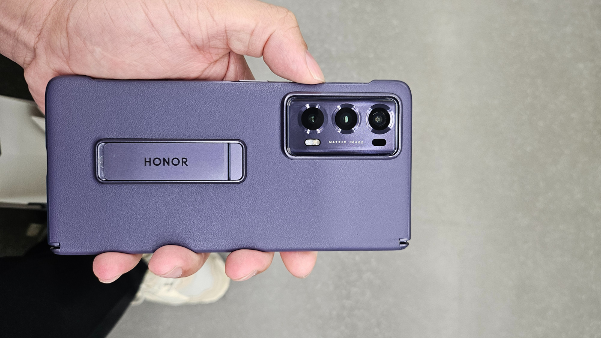 Honor Magic V2 on hand